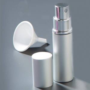 Flacon vaporisateur avec petit entonnoir